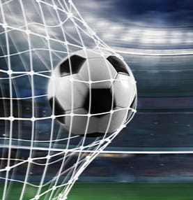 スタジアムの草の上のサッカーボール